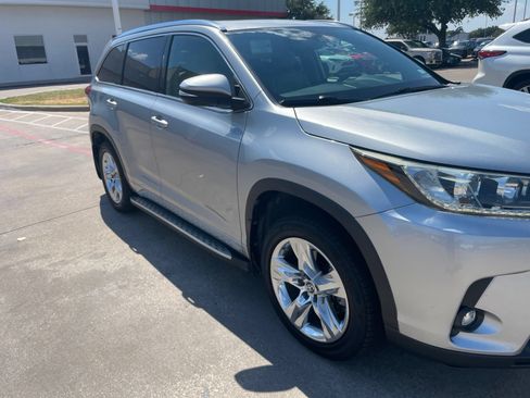 Used 2019 Toyota Highlander Limited FWD image 4