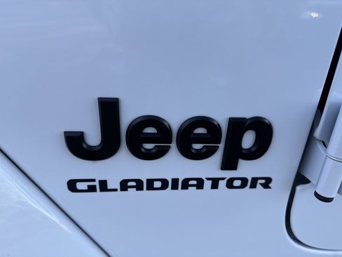 Used 2022 Jeep Gladiator Sport image 12