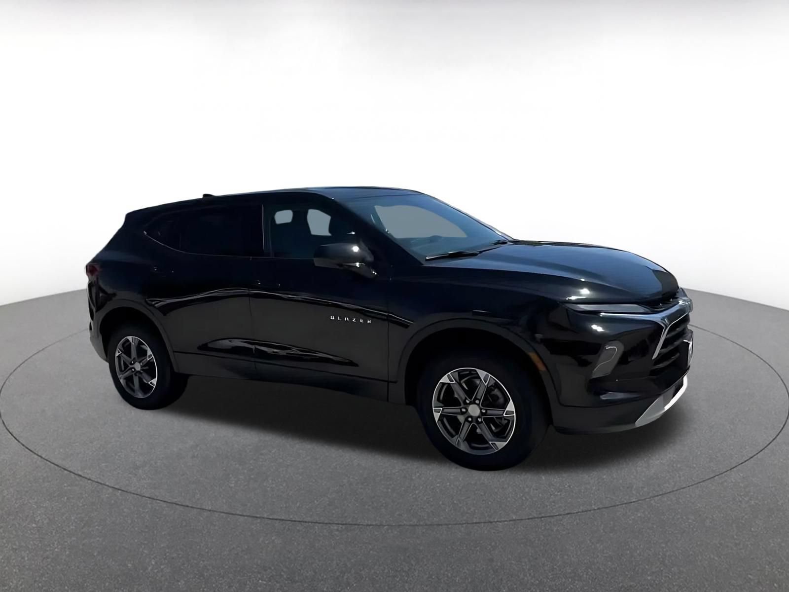 Used 2025 Chevrolet Blazer LT FWD image 2