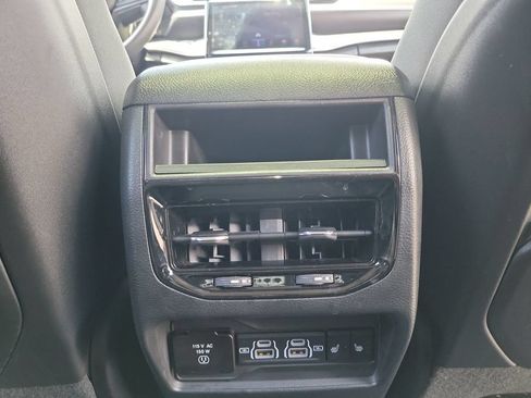 Used 2023 Jeep Grand Cherokee Limited AWD/4WD image 22