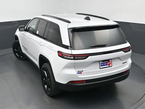 Used 2023 Jeep Grand Cherokee Limited w/ Black Appearance Package AWD/4WD image 40