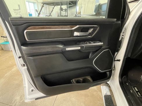 Used 2019 RAM 1500 Laramie AWD/4WD image 10