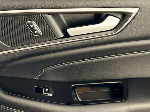 Used 2016 Ford Edge Titanium w/ Technology Package image 32