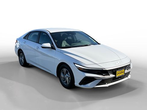 Certified 2025 Hyundai Elantra SE FWD image 7