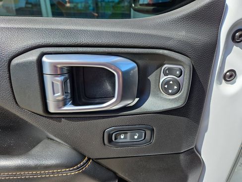 Used 2023 Jeep Gladiator Overland AWD/4WD image 16