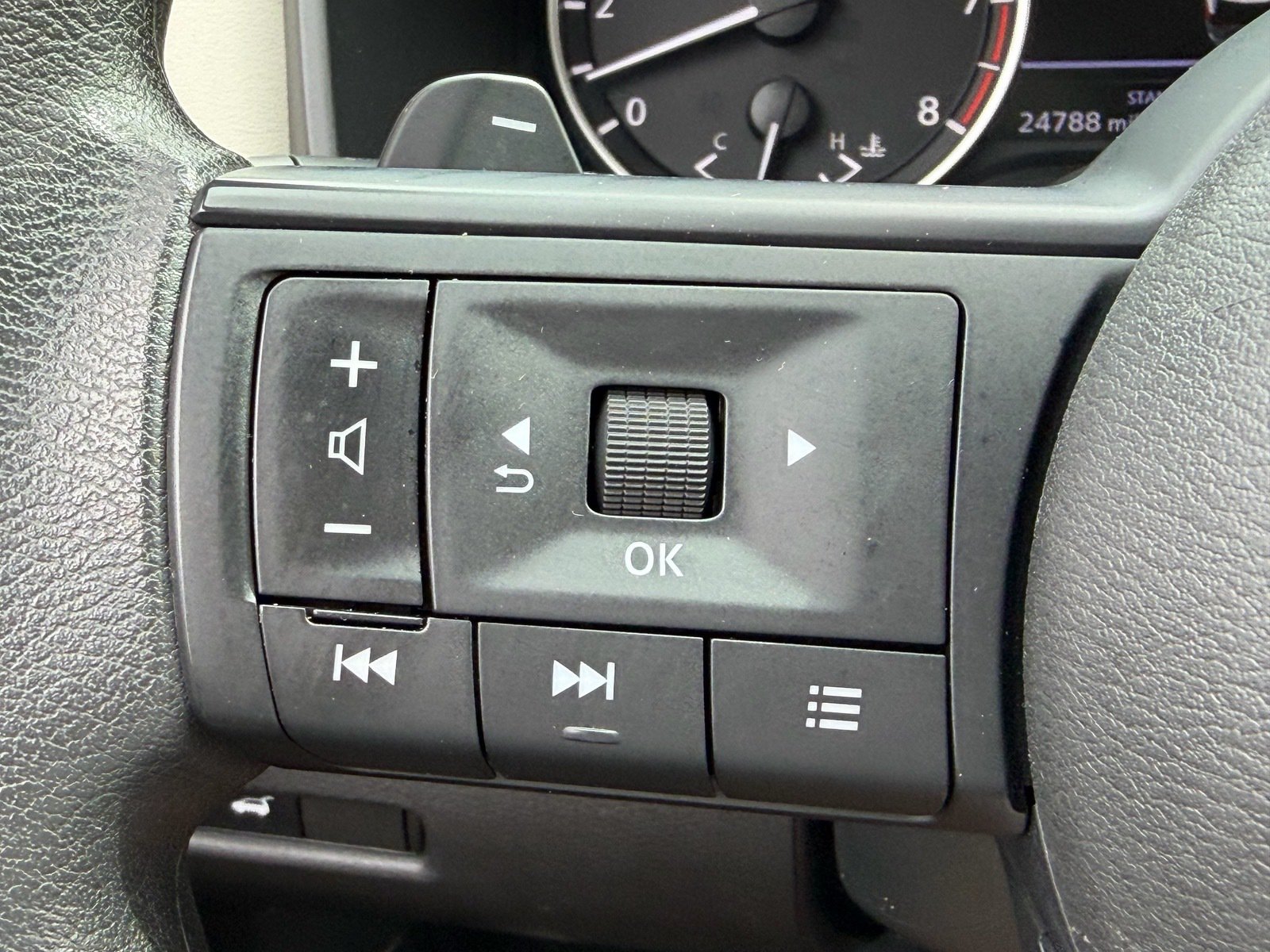 Used 2024 Nissan Rogue SV FWD image 28