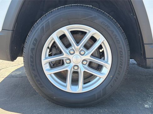 Used 2023 Jeep Grand Cherokee L Laredo AWD/4WD image 26