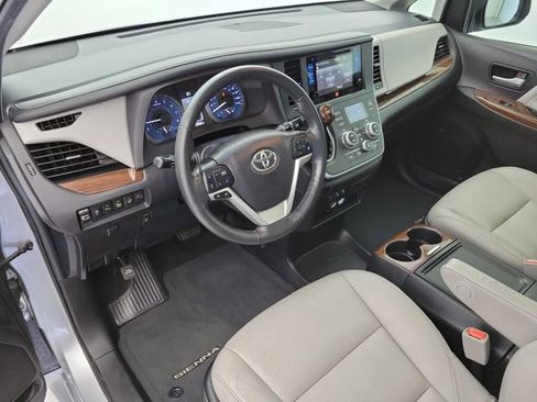 Used 2017 Toyota Sienna Limited Premium FWD image 18