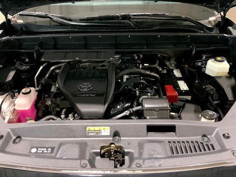 Used 2023 Toyota Highlander XLE AWD/4WD image 32