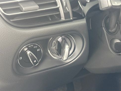 Certified 2025 Porsche Macan image 33