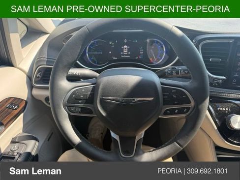 Used 2023 Chrysler Pacifica Limited w/ Uconnect Theater Family Group FWD image 9