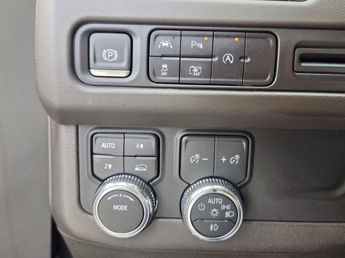 Used 2024 GMC Yukon XL SLT w/ SLT Luxury Package image 22