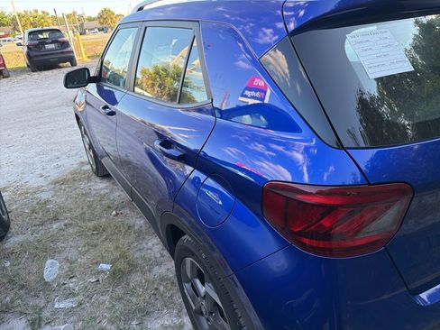 Used 2025 Hyundai Venue SEL FWD image 2
