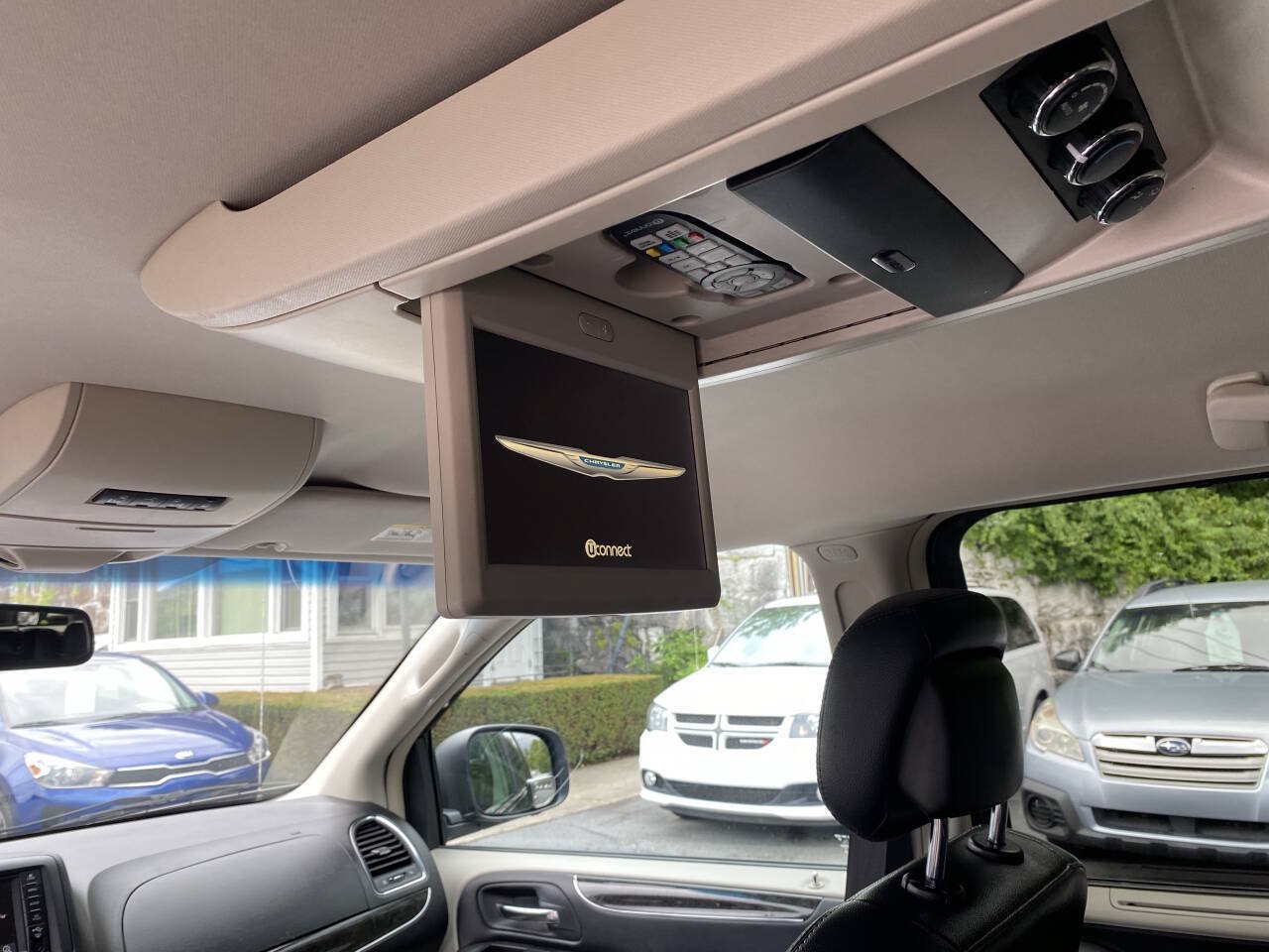 Used 2015 Chrysler Town & Country Touring w/ Driver Convenience Group FWD image 19