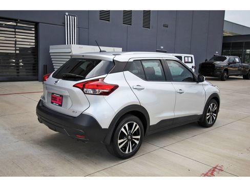 Used 2018 Nissan Kicks SV FWD image 8