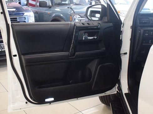 Used 2018 Toyota 4Runner TRD Off-Road Premium AWD/4WD image 20