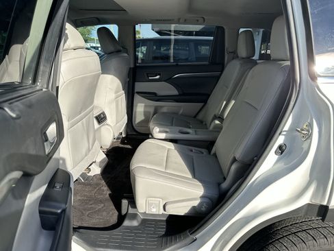 Used 2017 Toyota Highlander Limited FWD image 4