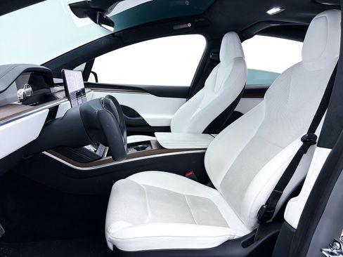 Used 2022 Tesla Model X image 18