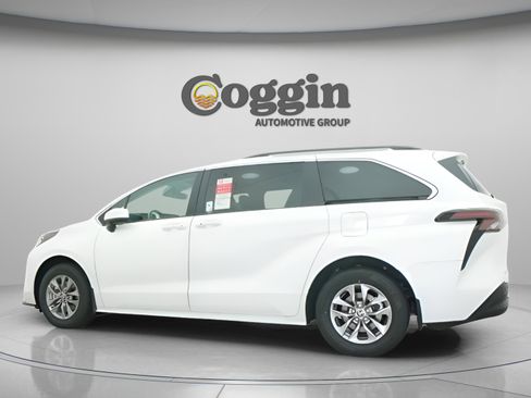 New 2026 Toyota Sienna XLE image 7