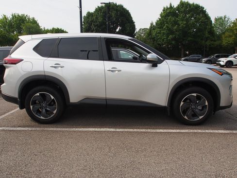 Used 2024 Nissan Rogue SV FWD image 8