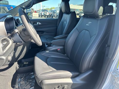 New 2026 Chrysler Pacifica Select w/ S Appearance Package image 9