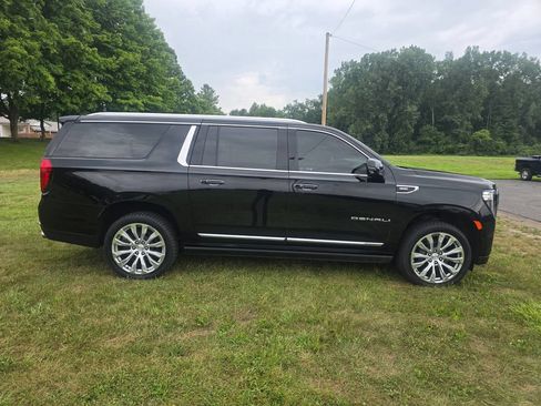 Used 2022 GMC Yukon XL Denali w/ Denali Premium Package AWD/4WD image 8