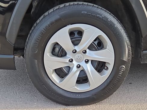 Used 2021 Toyota RAV4 LE AWD/4WD image 12