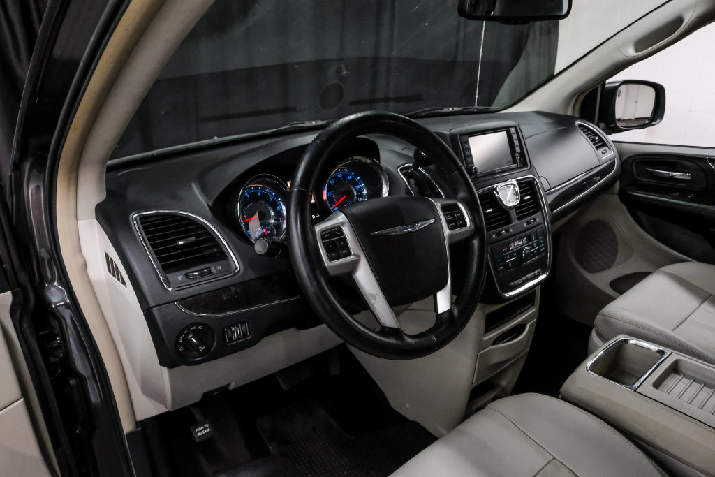 Used 2015 Chrysler Town & Country Touring w/ Driver Convenience Group FWD image 3