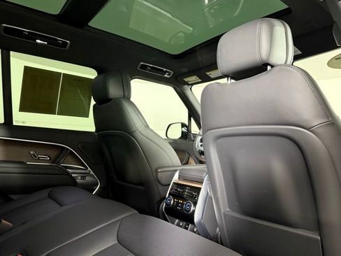 Used 2025 Land Rover Range Rover SE image 30