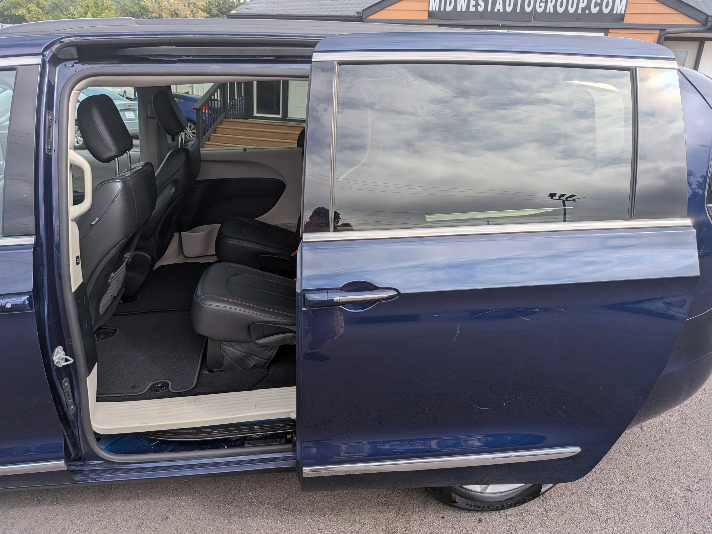 Used 2017 Chrysler Pacifica Touring-L w/ Tire & Wheel Group FWD image 26