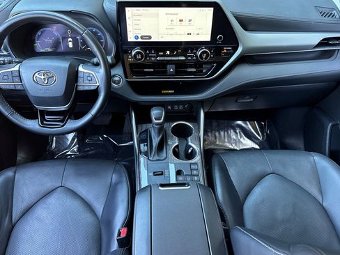 Used 2023 Toyota Highlander Platinum FWD image 13