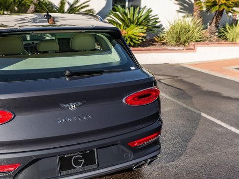 Used 2025 Bentley Bentayga Atelier image 42