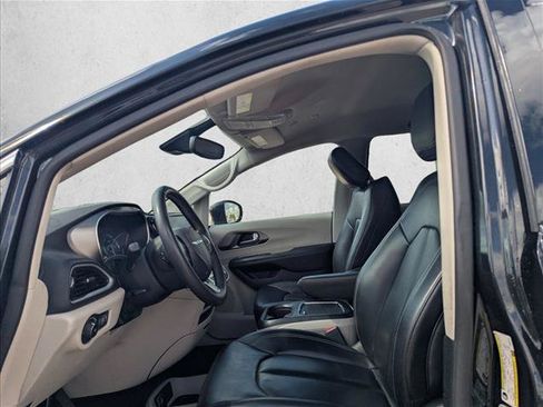 Used 2023 Chrysler Pacifica Touring-L FWD image 12