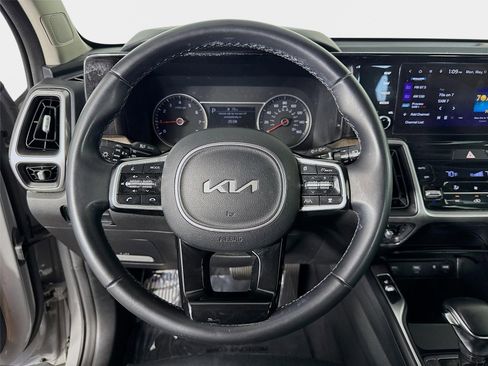Certified 2022 Kia Sorento EX w/ Panoramic Sunroof Package FWD image 12