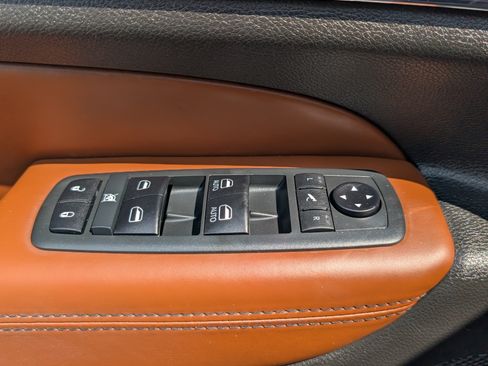 Used 2020 Jeep Grand Cherokee Overland AWD/4WD image 21