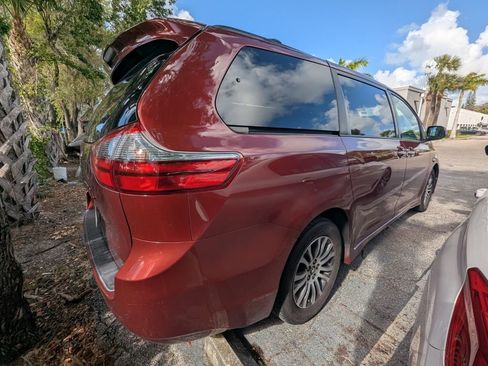 Used 2020 Toyota Sienna XLE w/ XLE Navigation Package image 13