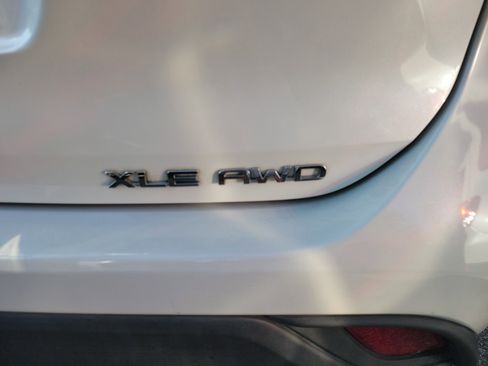Used 2021 Toyota Highlander XLE AWD/4WD image 19