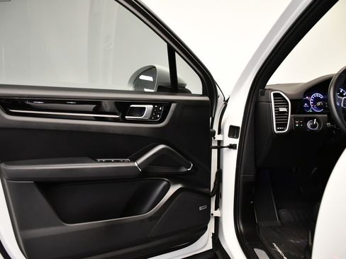 Used 2022 Porsche Cayenne image 34