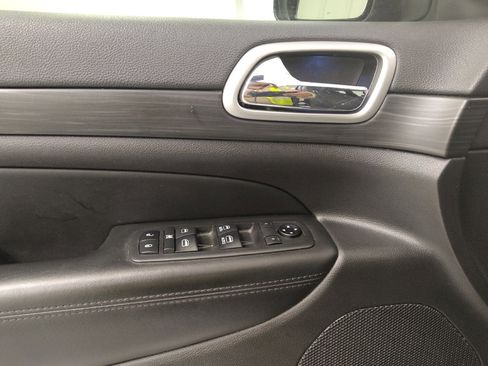 Used 2019 Jeep Grand Cherokee Laredo image 27