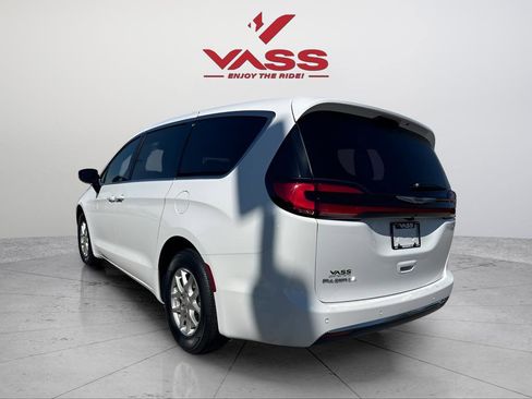 New 2026 Chrysler Pacifica Select image 3