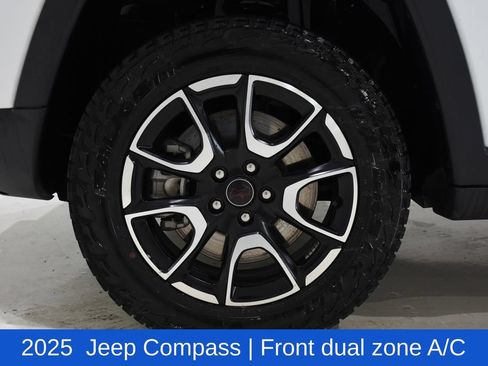 Used 2025 Jeep Compass Trailhawk AWD/4WD image 6
