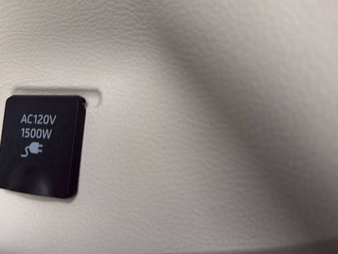 Used 2023 Toyota Sienna Limited AWD/4WD image 7