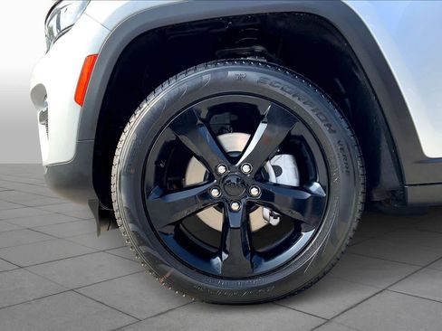 New 2025 Jeep Grand Cherokee Limited w/ Black Appearance Package image 8