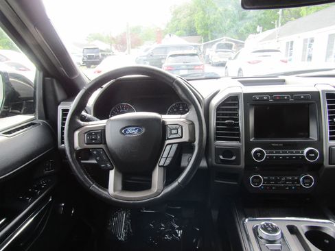 Used 2018 Ford Expedition XLT w/ Equipment Group 202A AWD/4WD image 20