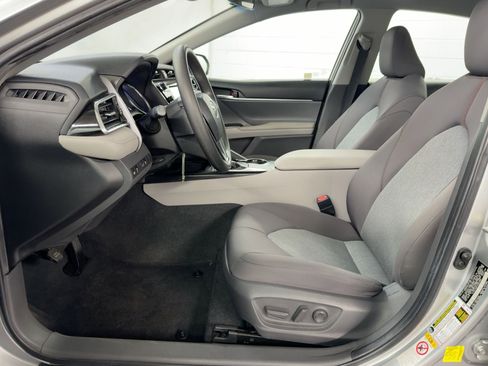 Used 2018 Toyota Camry LE image 5