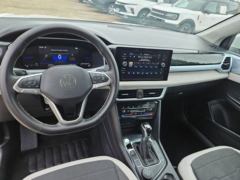 Used 2025 Volkswagen Taos SE AWD/4WD image 16