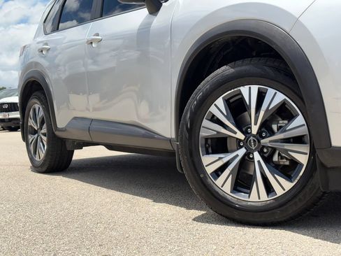 Used 2022 Nissan Rogue SV w/ SV Premium Package FWD image 2