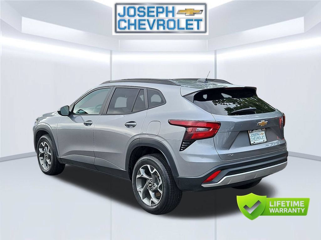 Used 2025 Chevrolet Trax LT FWD image 4