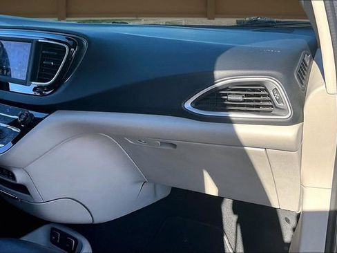 Used 2020 Chrysler Pacifica Touring-L image 17