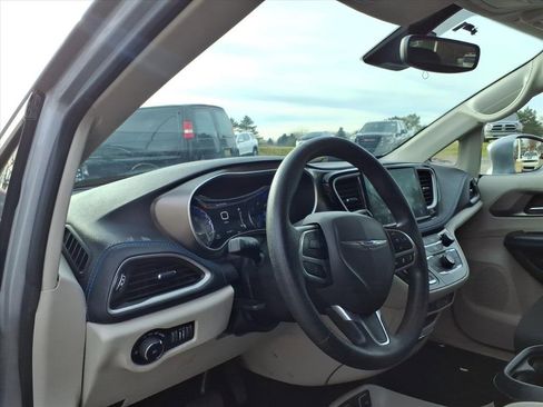 Used 2021 Chrysler Pacifica Touring image 9